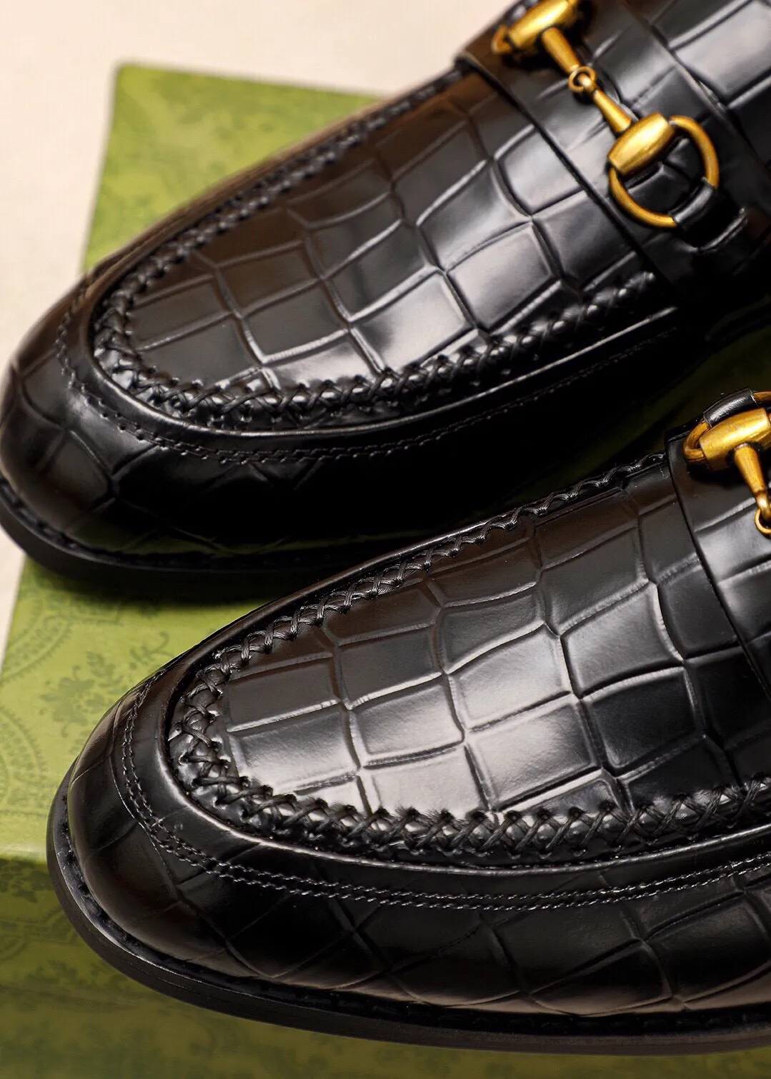 Men's shoes 💰460 💐 Product trademark: GUCCI "Gucci" casual leather shoes Regular size: 38-44 (45🉑️customized) Product materials: Selected imported first-layer calfskin embossed upper + luxury hardware buckle, imported water-dyed cow leather lining. Strong three-dimensional visual effect, combined outsole Color: 2⃣️colors available
